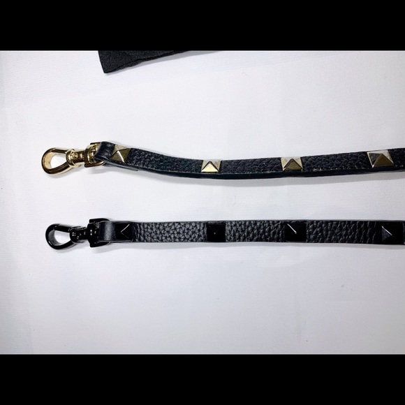 Pebble Leather Crossbody Bandolier (iPhone XS Max) - Picture 3 of 5